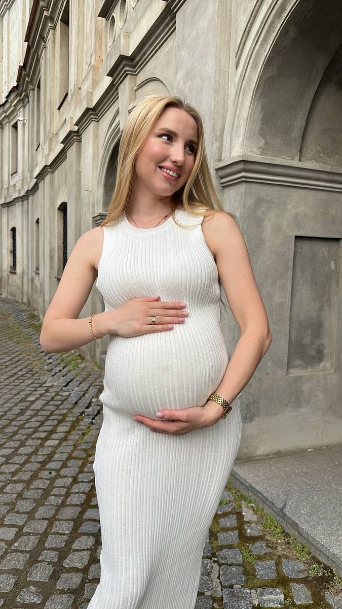 Эластичное платье для беременных белого цвета