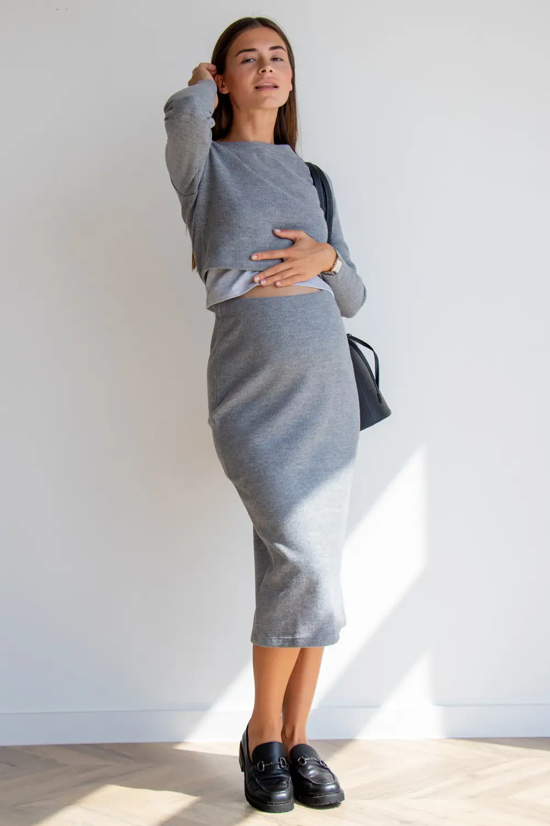 Костюм: топ с длинным рукавом и юбка миди для беременных и кормящих серый